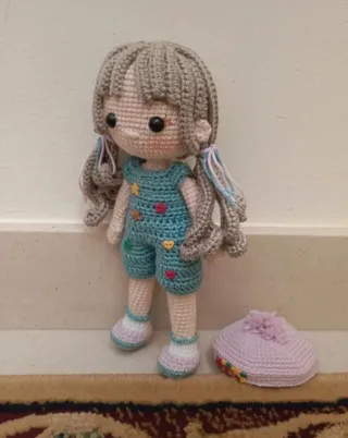 Muñeca crochet niña con peto y gorro Hecha a mano!