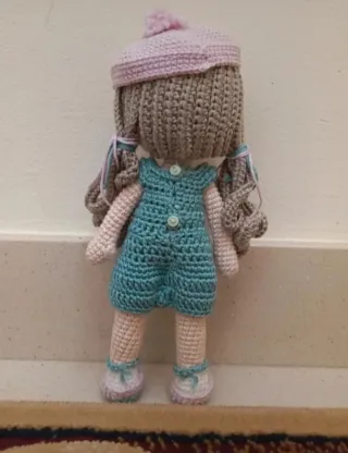 Muñeca crochet niña con peto y gorro Hecha a mano!