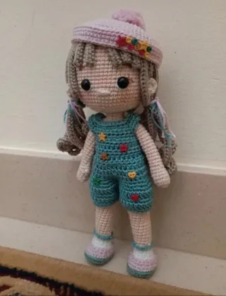 Muñeca crochet niña con peto y gorro Hecha a mano!