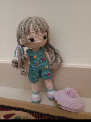 Muñeca crochet niña con peto y gorro Hecha a mano!