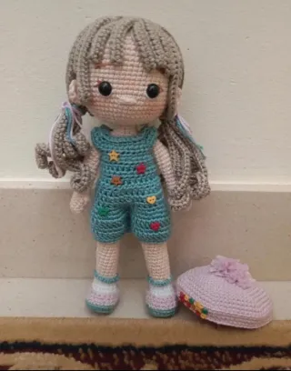 Muñeca crochet niña con peto y gorro Hecha a mano!