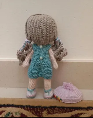 Muñeca crochet niña con peto y gorro Hecha a mano!