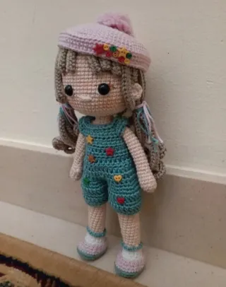 Muñeca crochet niña con peto y gorro Hecha a mano!