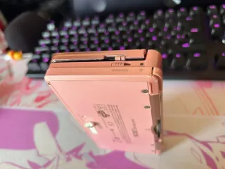 Nintendo 3DS Rosa + Cargador y Juego Catz