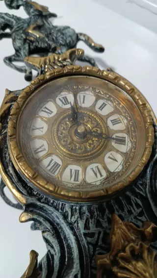 Reloj de mesa vintage con jinete