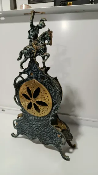 Reloj de mesa vintage con jinete