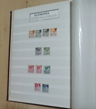 2 álbumes de sellos de Alemania, 1471 sellos.