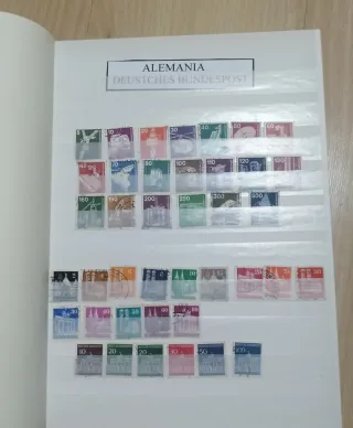 2 álbumes de sellos de Alemania, 1471 sellos.