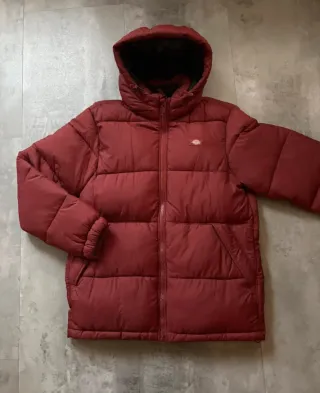 Chaqueta Dickies acolchada burgundy.