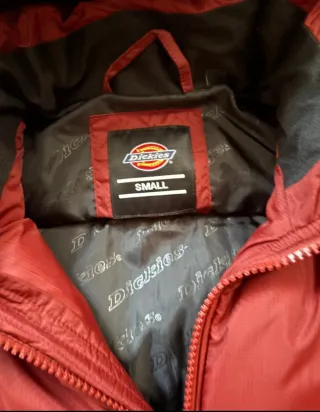 Chaqueta Dickies acolchada burgundy.