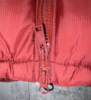 Chaqueta Dickies acolchada burgundy.