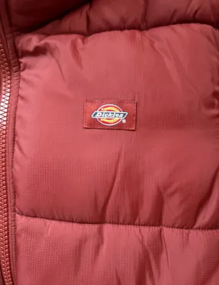 Chaqueta Dickies acolchada burgundy.