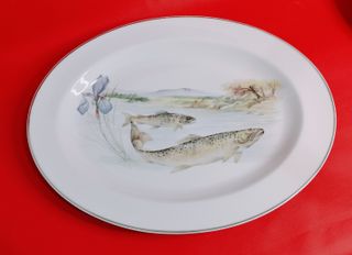 Vajilla de porcelana con peces y flores