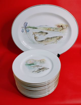 Vajilla de porcelana con peces y flores