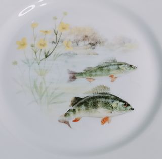 Vajilla de porcelana con peces y flores