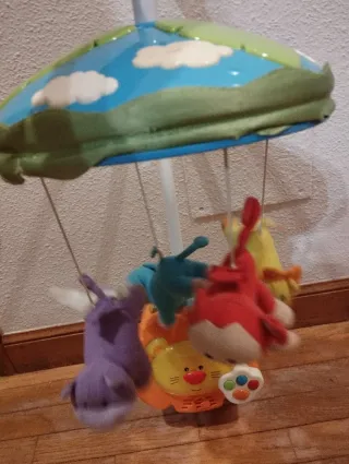 Móvil de cuna con animales y música