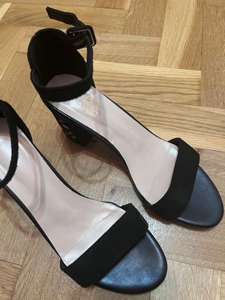 Sandalias de tacón negras bordadas