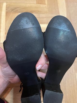 Sandalias de tacón negras bordadas