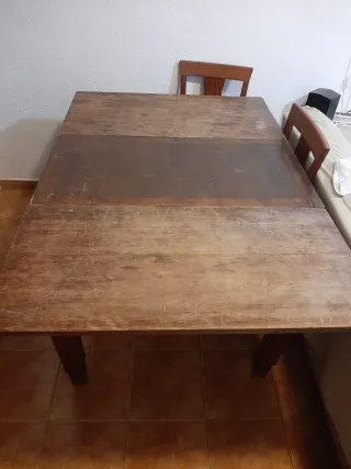 Mesa de madera de comedor clásica y funcional