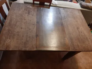 Mesa de madera de comedor clásica y funcional