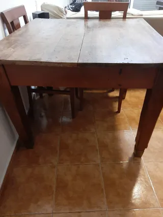 Mesa de madera de comedor clásica y funcional