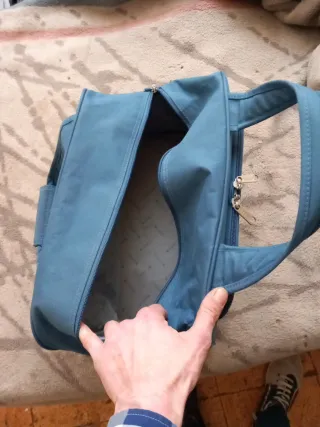 Maleta de mano azul con asas