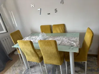 Sofá modular gris con mesa de centro blanca comple