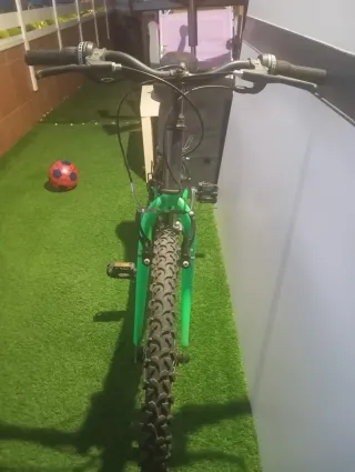 Bicicleta BENBIKE verde y negra