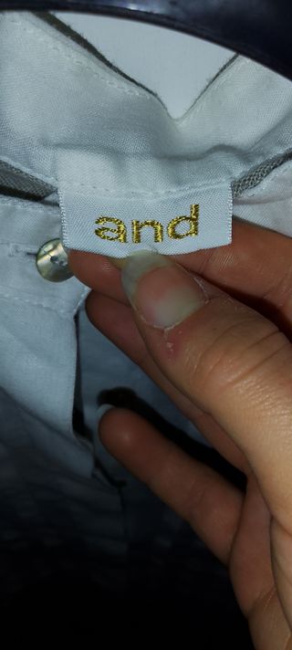 Blusa smanicata con colletto bianco