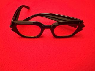 Occhiali da sole – Montatura nera vintage iconica