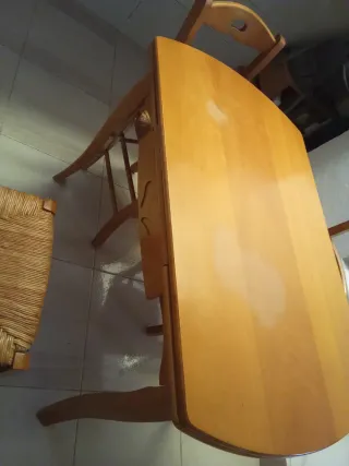 Mesa de comedor con 4 sillas de madera