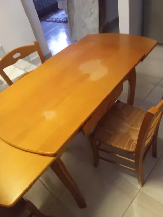 Mesa de comedor con 4 sillas de madera