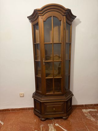 Vitrina de madera y cristal