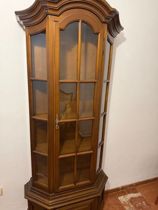 Vitrina de madera y cristal