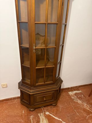 Vitrina de madera y cristal