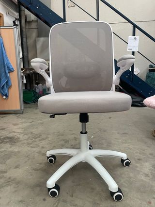Silla de oficina ergonómica gris y blanca