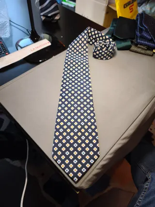 Cravatta in seta fantasia geometrica floreale blu