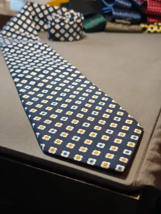 Cravatta in seta fantasia geometrica floreale blu