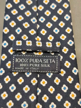 Cravatta in seta fantasia geometrica floreale blu