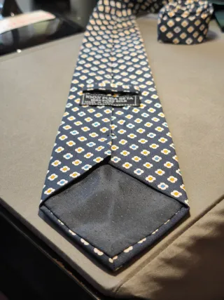 Cravatta in seta fantasia geometrica floreale blu