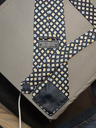 Cravatta in seta fantasia geometrica floreale blu