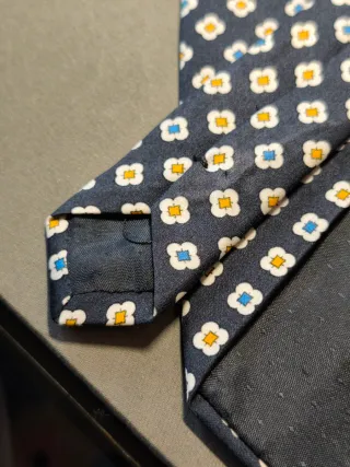 Cravatta in seta fantasia geometrica floreale blu