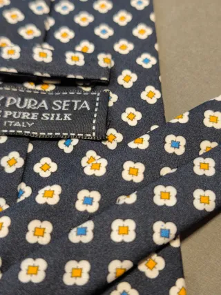 Cravatta in seta fantasia geometrica floreale blu