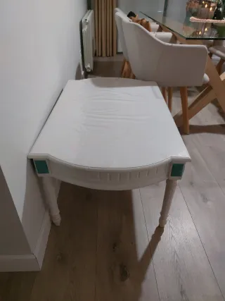 Mesa de centro blanca con detalles turquesa.
