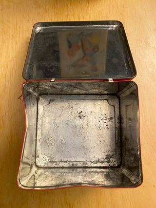 Caja de latón antigua con diseño de té