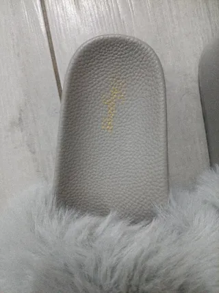 Ciabatte con pelliccia sintetica grigie