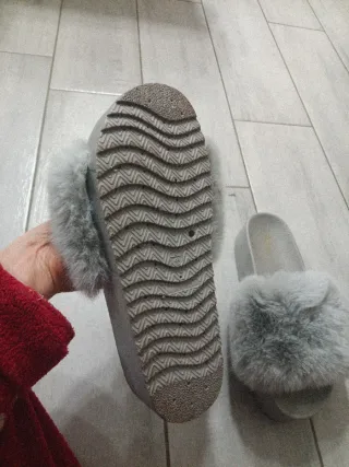 Ciabatte con pelliccia sintetica grigie