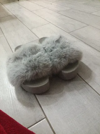 Ciabatte con pelliccia sintetica grigie