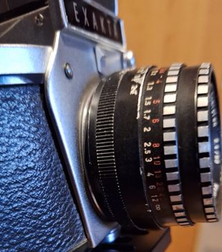 Cámara Exakta con objetivo Meyer Optik