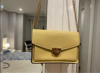 Bolso amarillo con cadena dorada